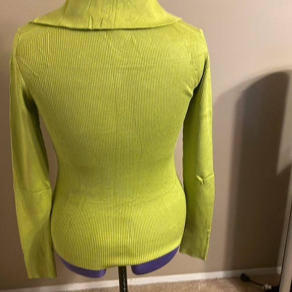 Prettywear Sweater - Picture 3 of 4